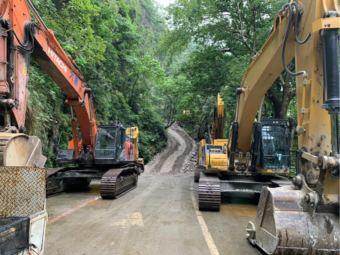 燕子口堰塞湖溢流,水量擴大沖刷壩體畫面曝。取自FB@林業及自然保育署