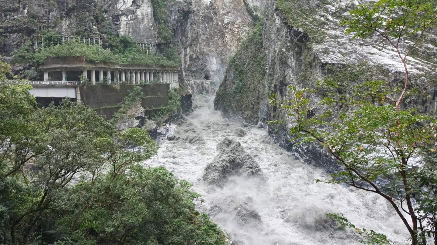 有片|燕子口堰塞湖壩體幾乎完全潰決 湖水全數傾瀉而下