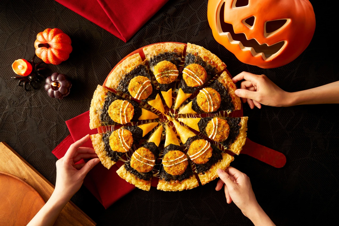 必勝客萬聖限定「黑咖哩黃金豬排披薩」399元。必勝客提供