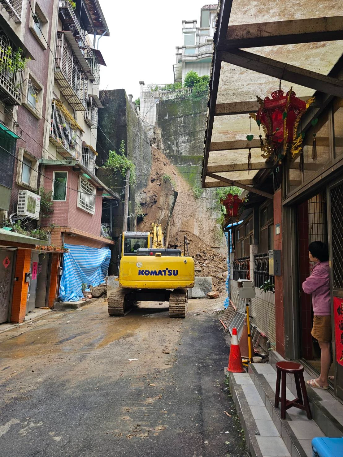 機具持續進入搶修。新北市工務局提供