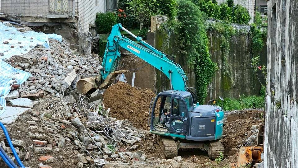 新店擋土牆崩塌!新北工務局急搶修 19居民可回家了
