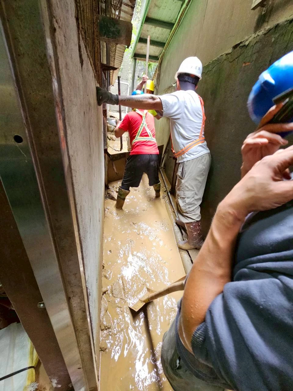 已完成邊坡排水及清理側溝相關作業。新北市工務局提供