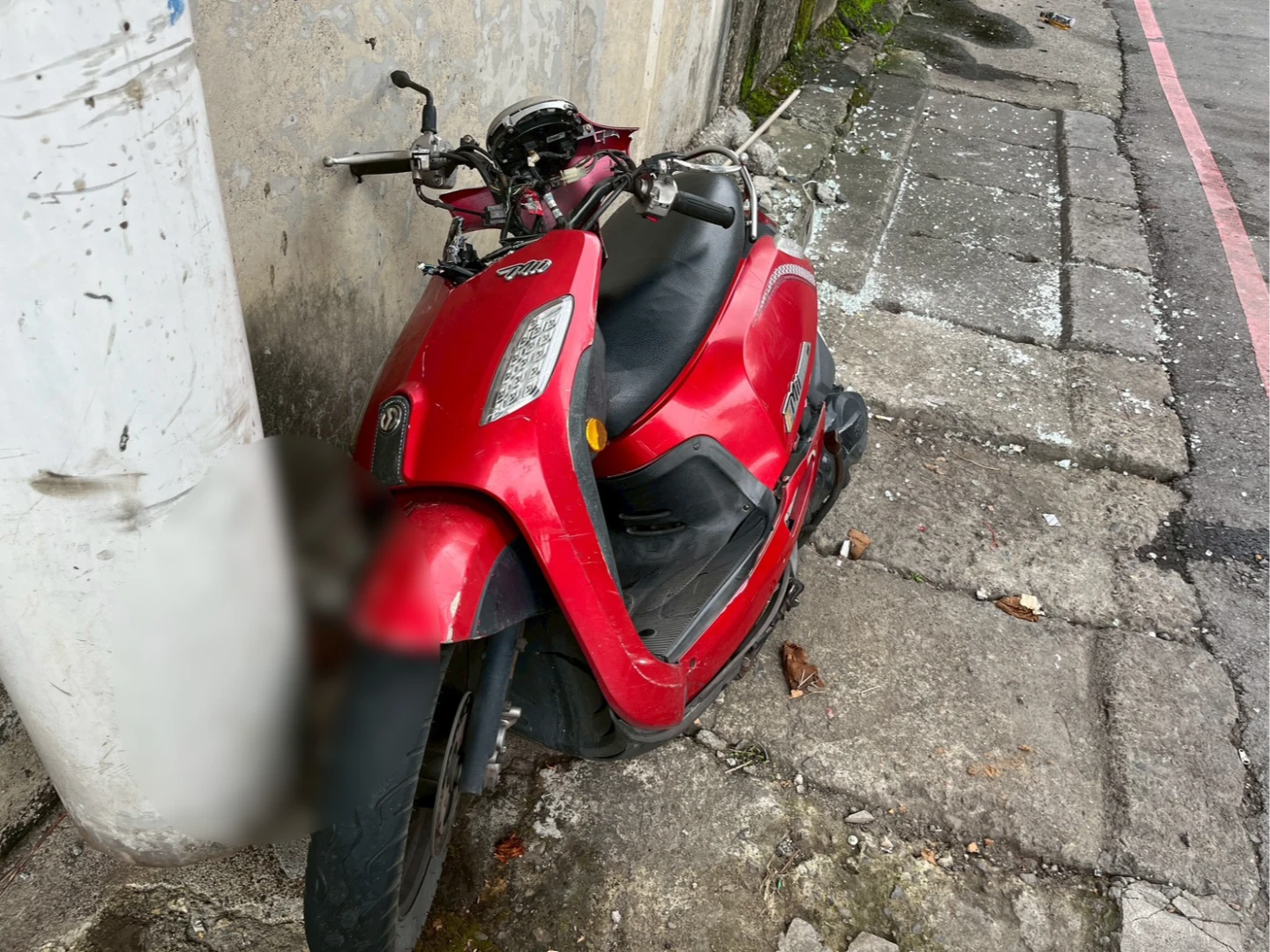 騎士車身嚴重變形。翻攝畫面