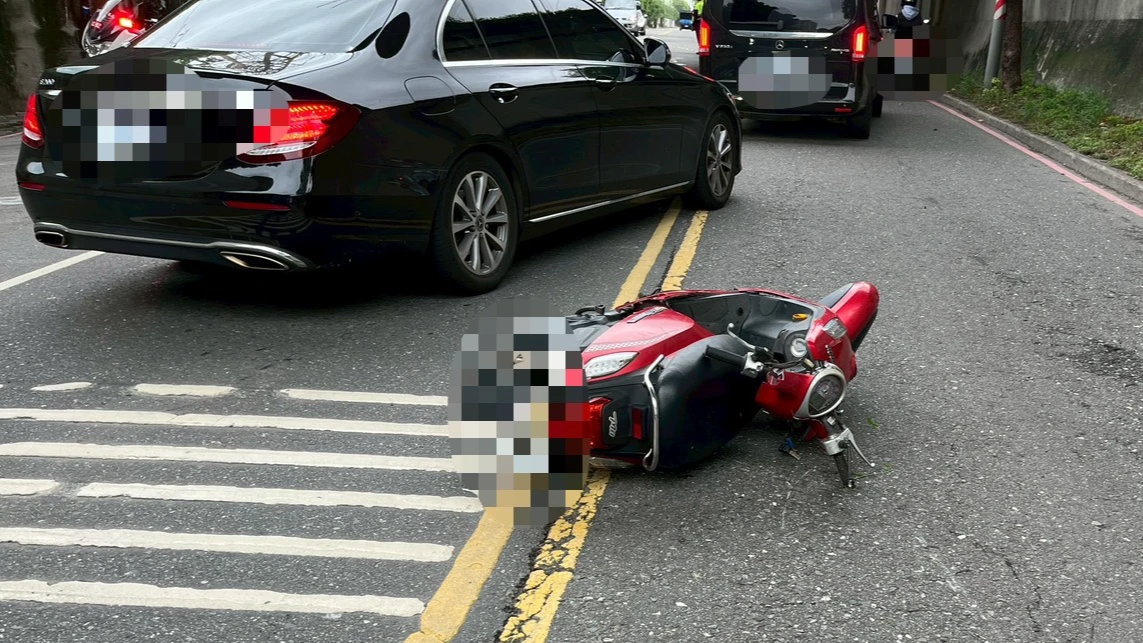 機車擦撞路緣摔飛撞燈桿! 騎士送醫搶救不治