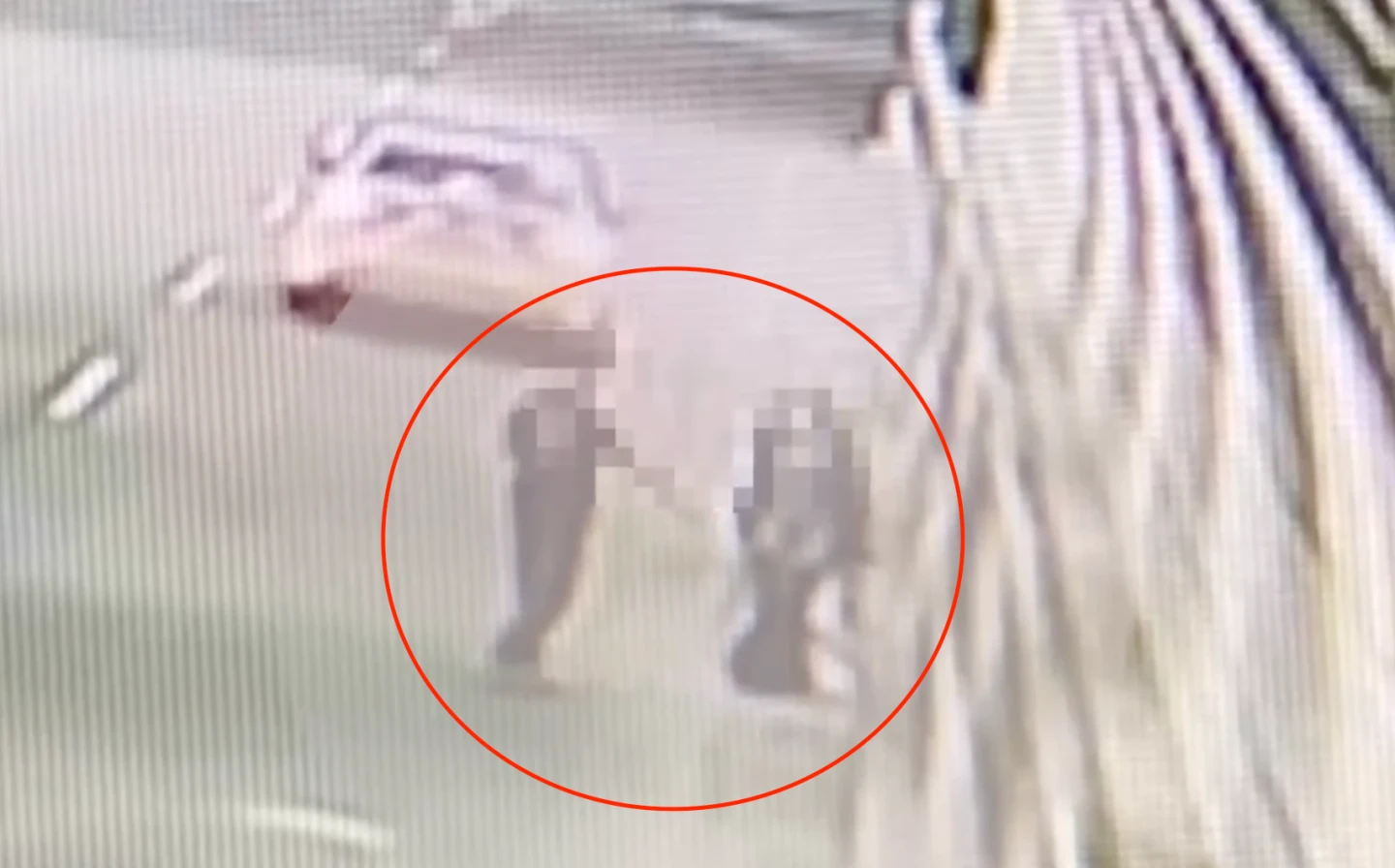 男子疑舉手指示女子就定位。翻攝畫面