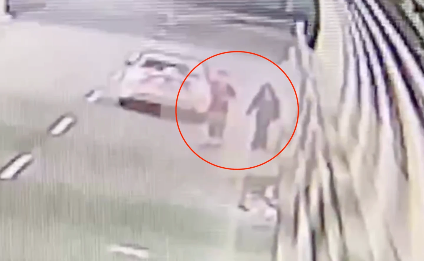 一對男女從轎車下車。翻攝畫面