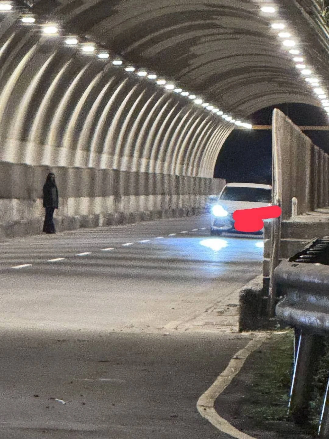 有片｜中山隧道驚見女鬼嚇壞！騎士急奔廟裡拜拜　警調監視器揭真相