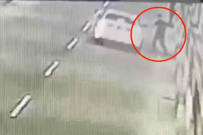 男子拍照後先上車。翻攝畫面