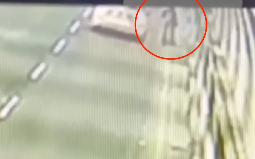 長髮女子最後上車離去。翻攝畫面