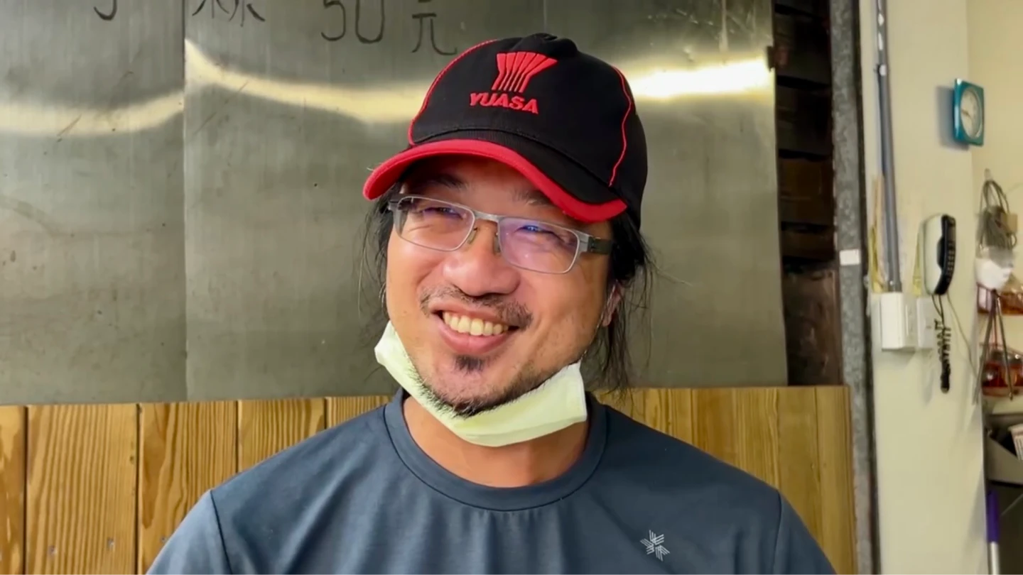 「茂雄蝦仁肉圓」第三代葉卜榮苦笑說,沒貨就只能休息。讀者提供