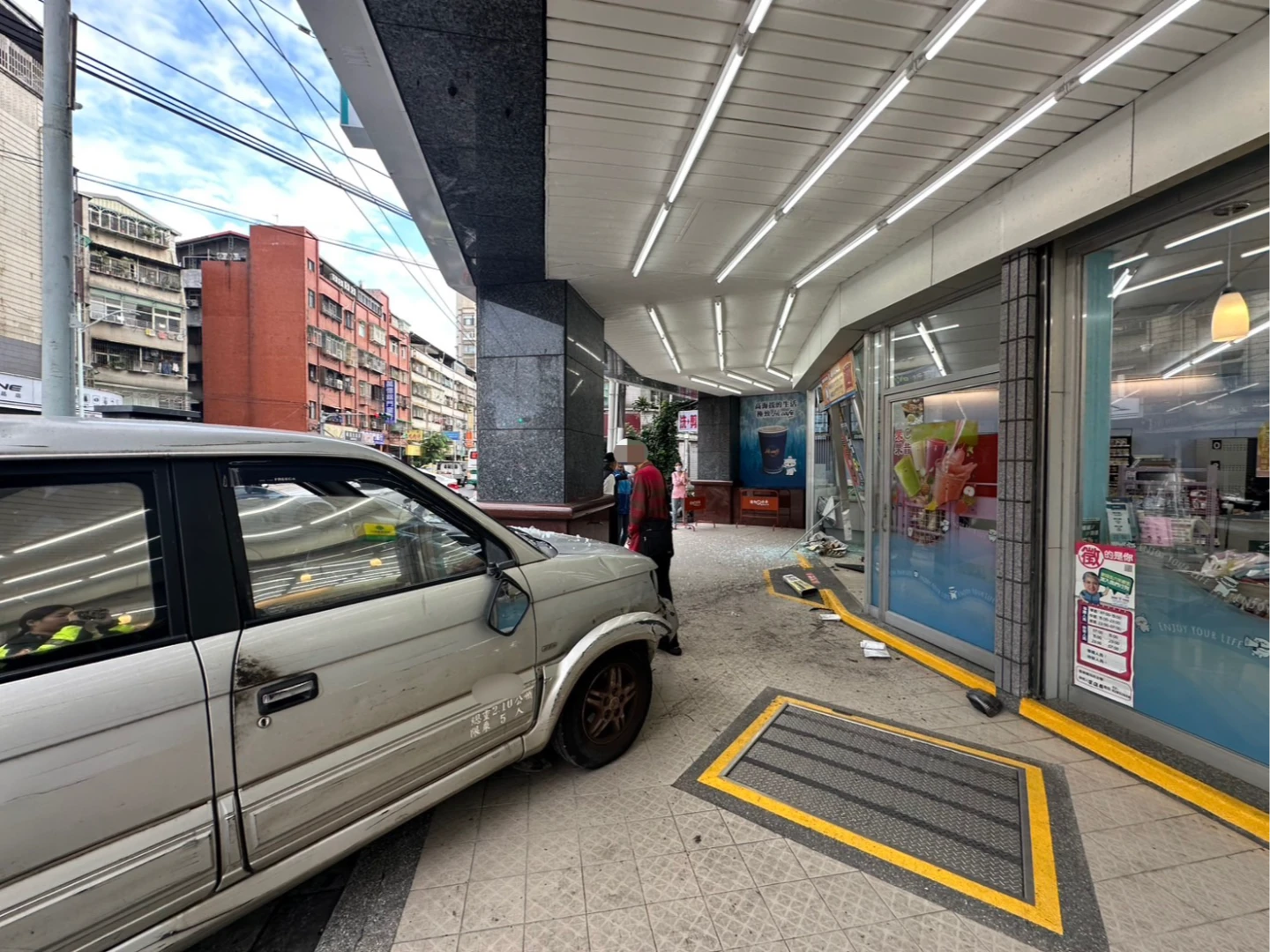 蘆洲小貨車衝入超商,車禍現場大門玻璃全碎。翻攝畫面