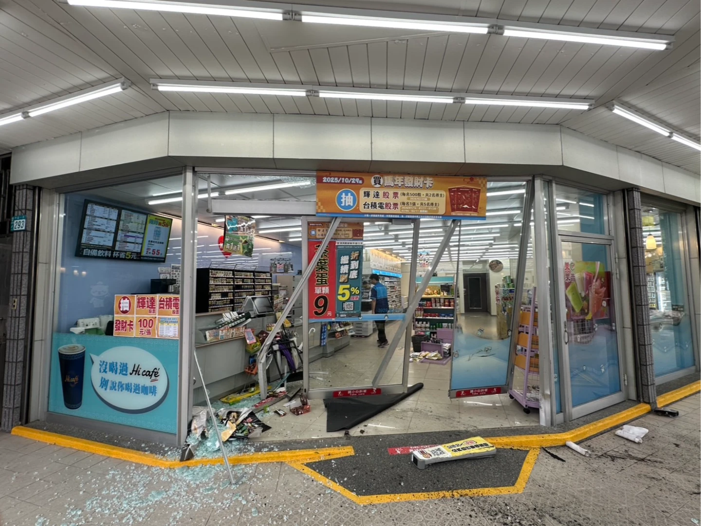 超商大門全毀。翻攝畫面