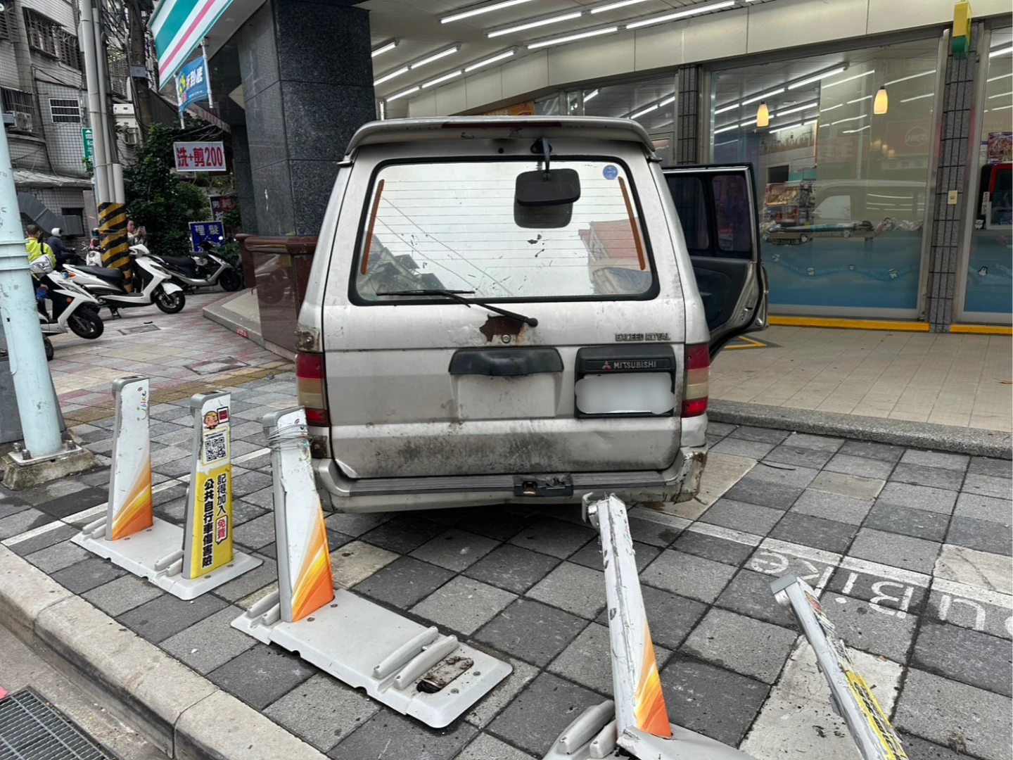 貨車失控衝撞超商。翻攝畫面