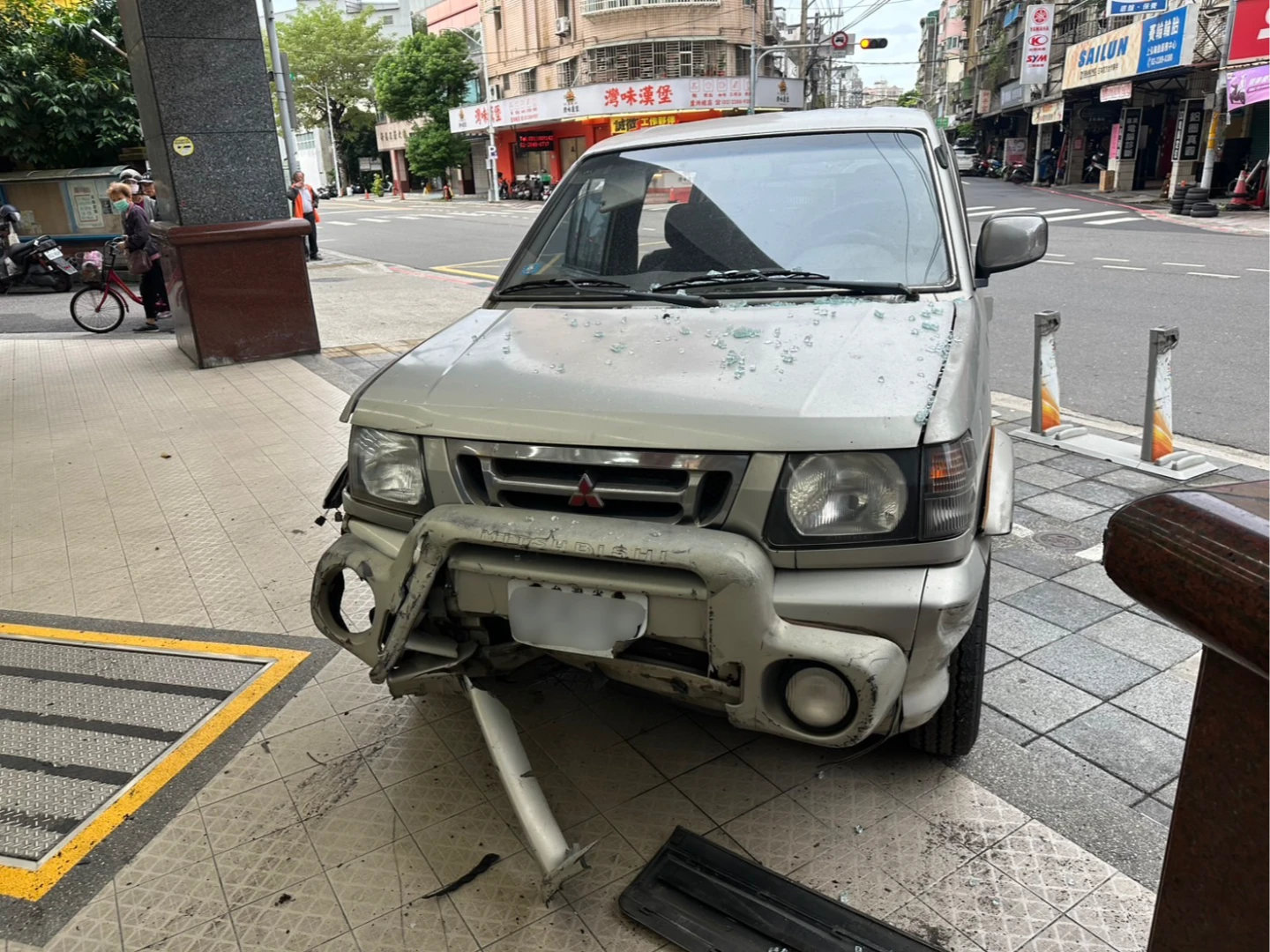 小貨車車損。翻攝畫面