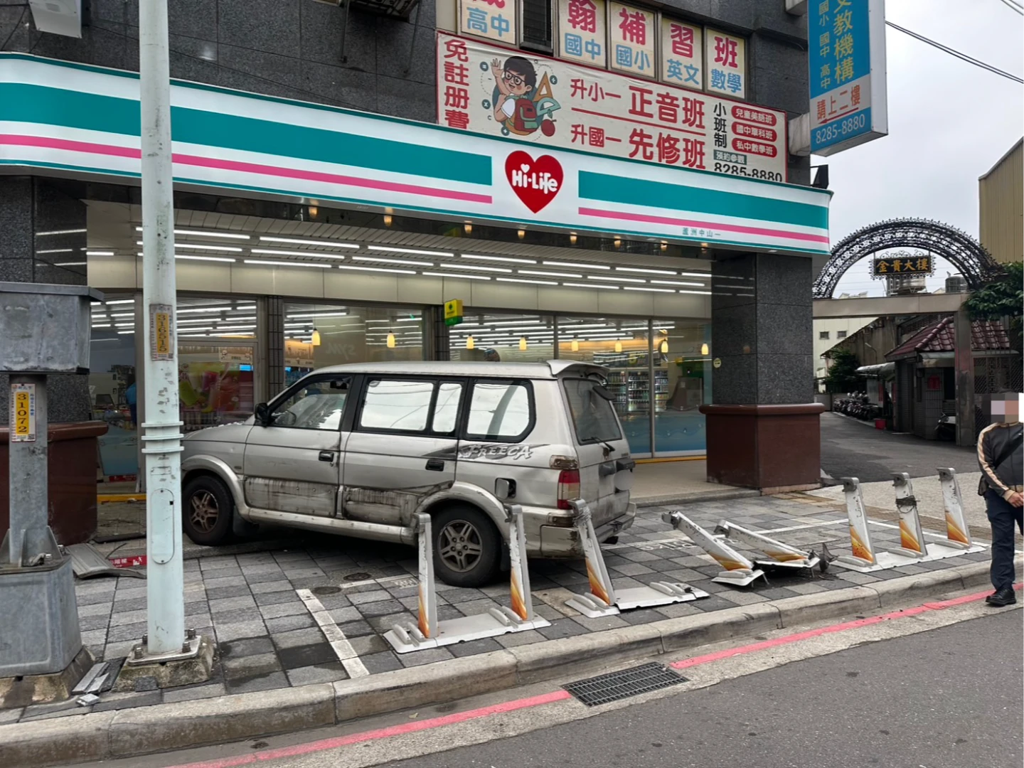 有片|小貨車衝入超商!玻璃全毀釀4傷 駕駛疑吃安眠藥釀禍