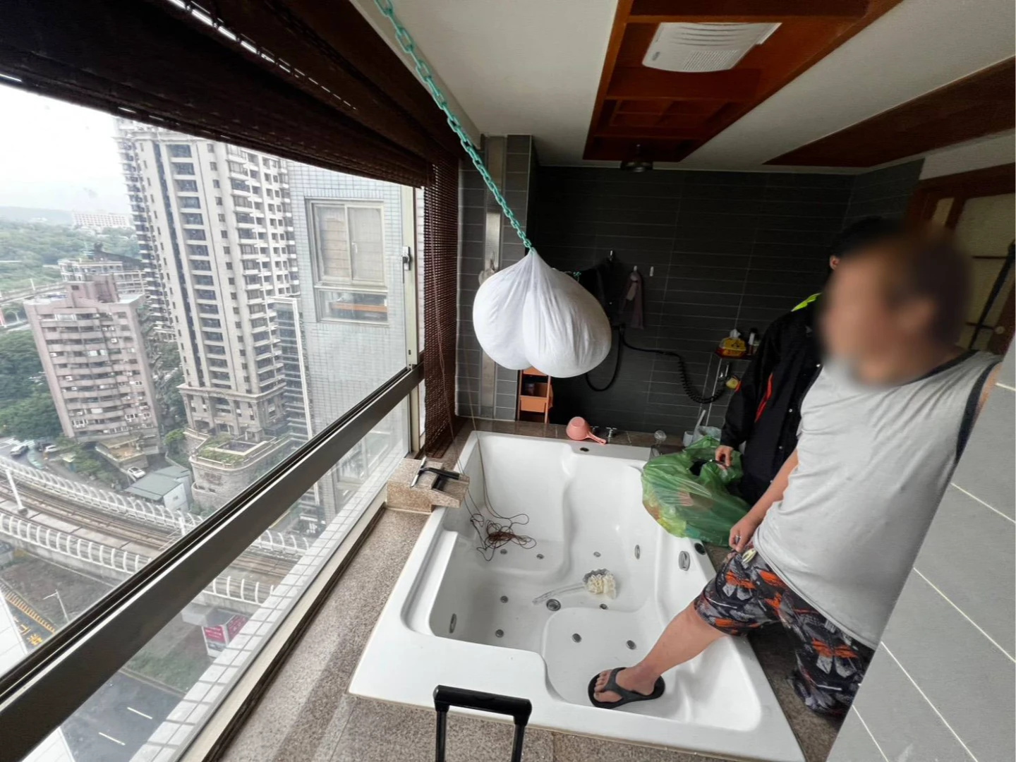 輕軌列車司機遭雷射筆射眼!新北男稱「好玩」慘了 住處搜出毒品