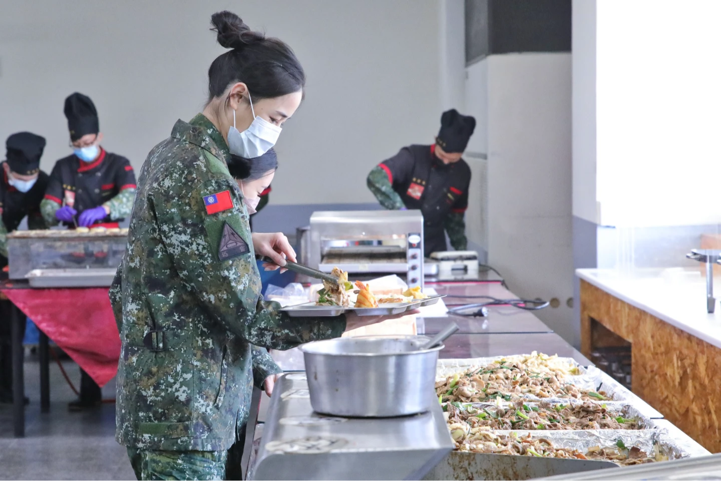 養豬協會盼幫吃30萬禁宰豬　國防部婉拒：肉品須認證、目前存量充足