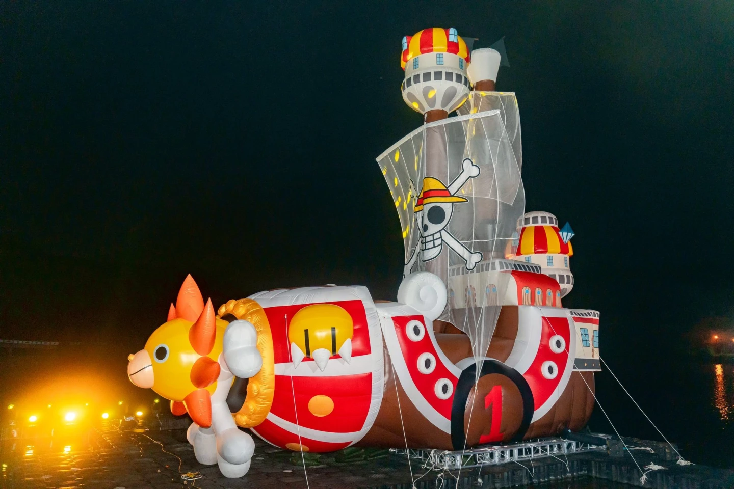 高達12公尺的「千陽號」主題裝置正式現身湖面。取自FB@邱臣遠