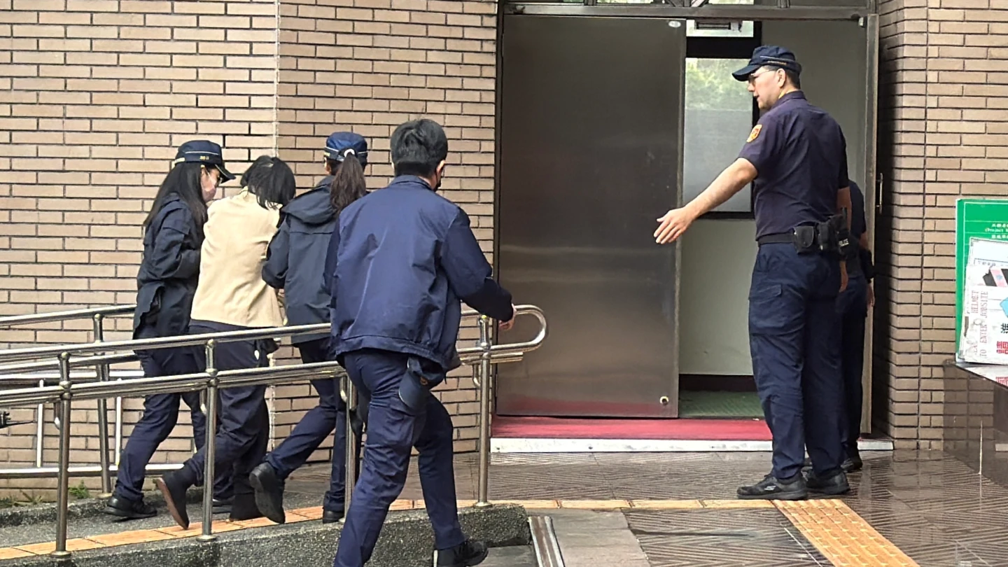 簡女今早被提解到北院出庭。丁牧群攝