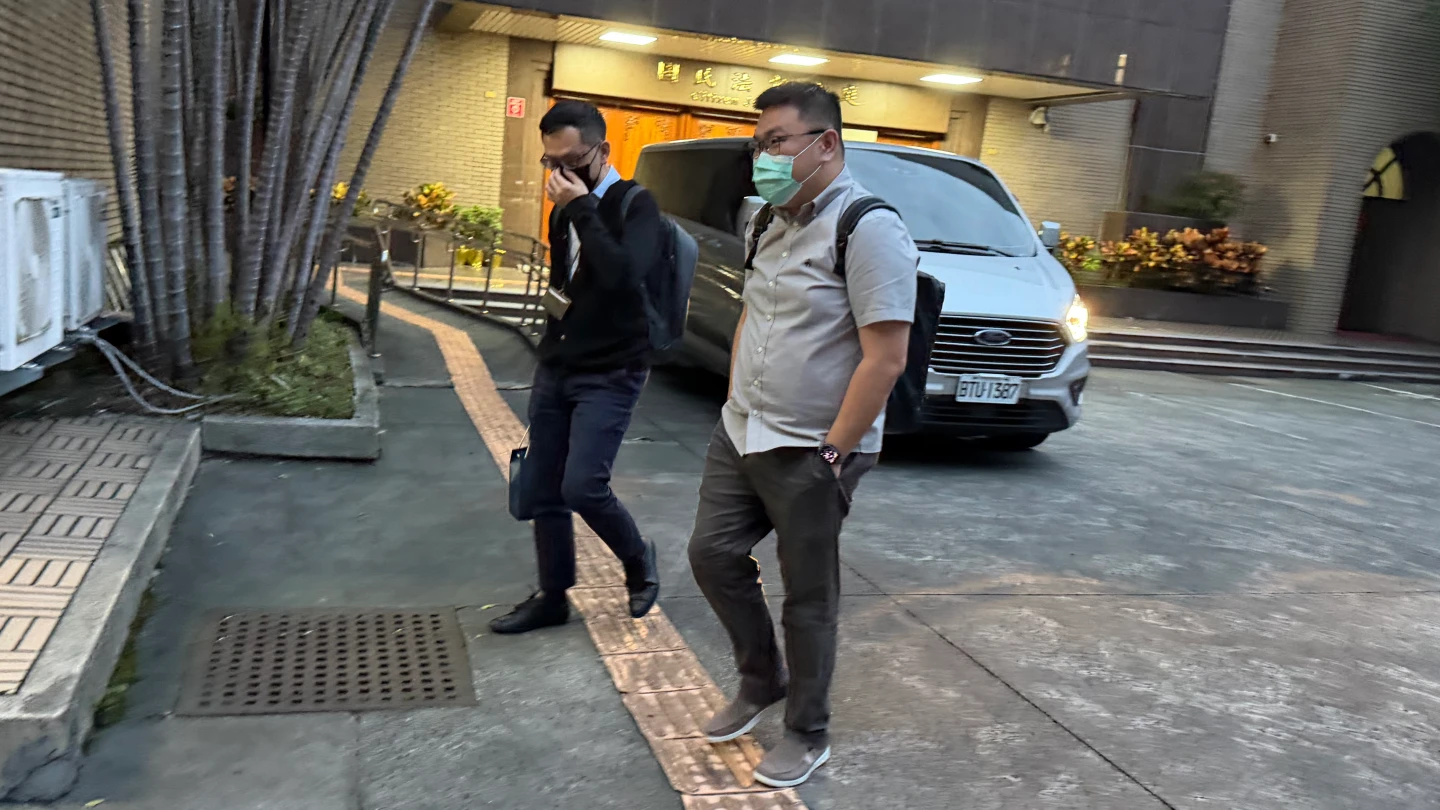 萬芳醫院精神科醫師吳佳慶(右),今到北院作證陸配溺斃2幼女案。丁牧群攝