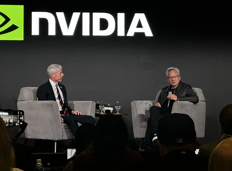 輝達在華府舉行GTC技術大會,執行長黃仁勳(右)與美能源部長萊特(左)於美東28日下午共同接受媒體提問。中央社