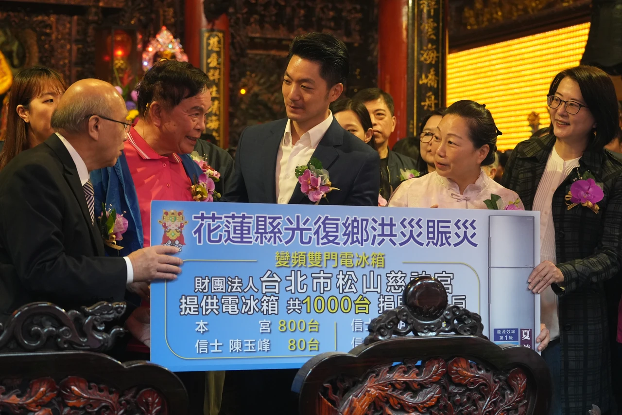松山慈祐宮捐出1250萬元及1000台冰箱。陳卓邦攝