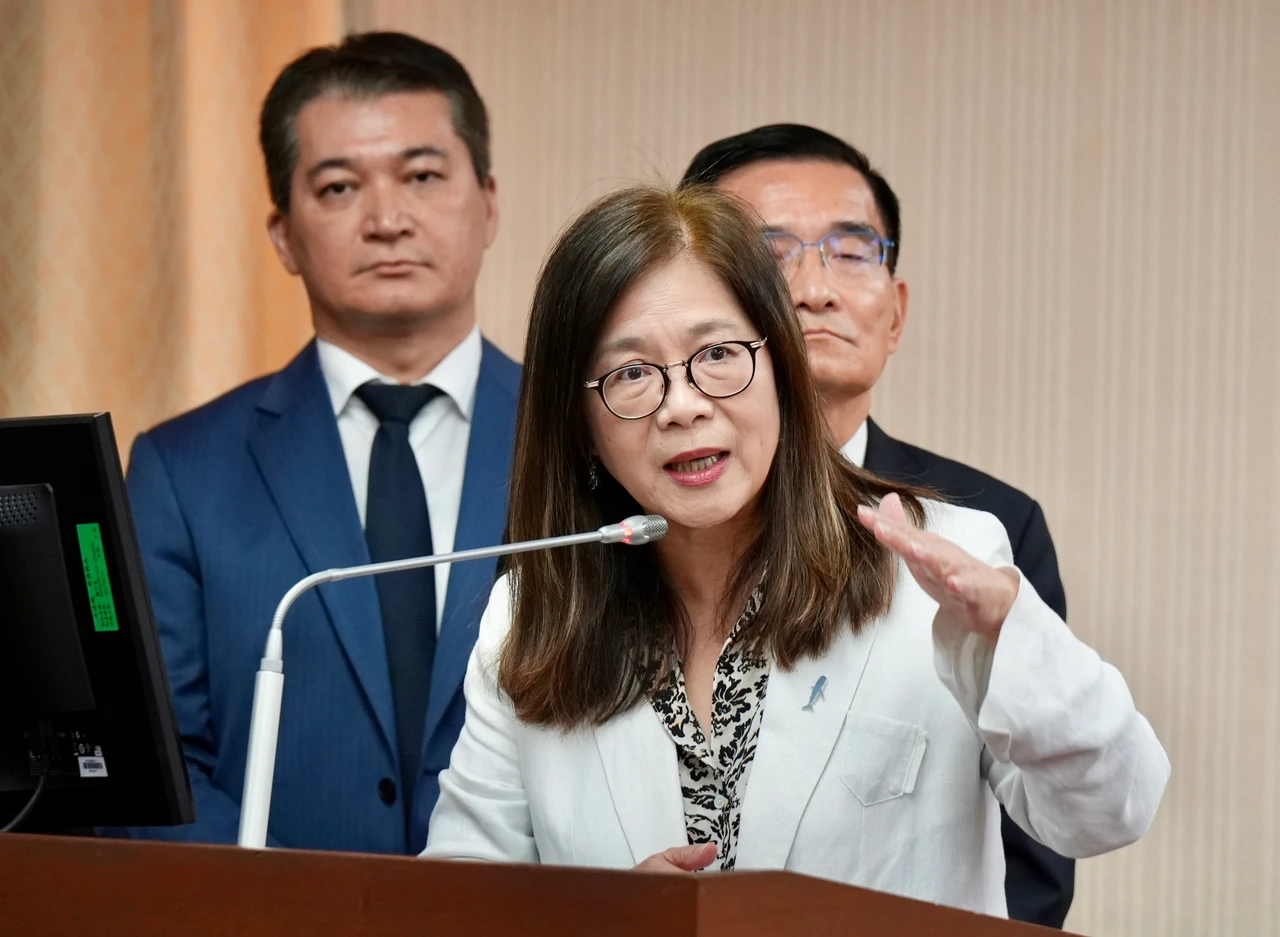 謝龍介質詢認錯人「猛誇她負責」 管碧玲:蛤?撐全場終掩面狂笑