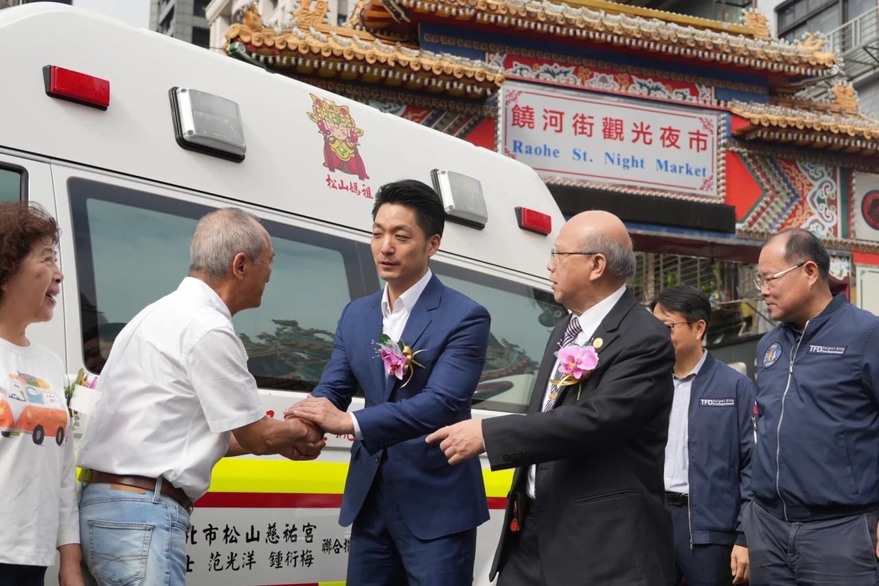 松山慈祐宮捐贈救護車與消防車。陳卓邦攝