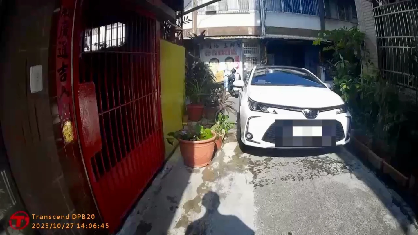 男子將車擋在門口,阻礙巷子進出。民眾提供