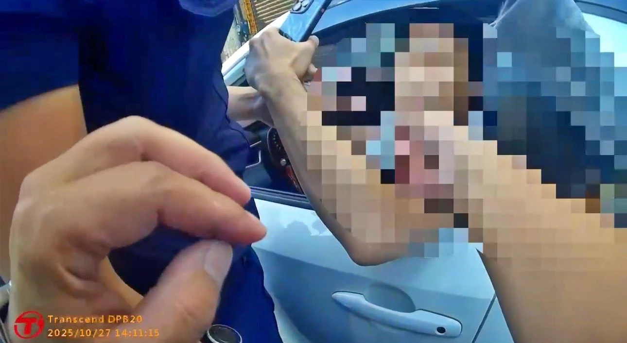 男子拿起手機錄影,還嗆警「有牌流氓」。民眾提供