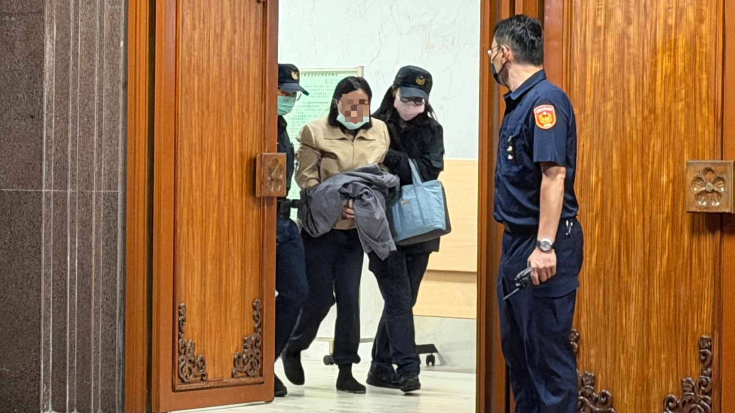 簡女昨出庭時乾嘔爆哭,還押時由法警攙扶。資料照。丁牧群攝