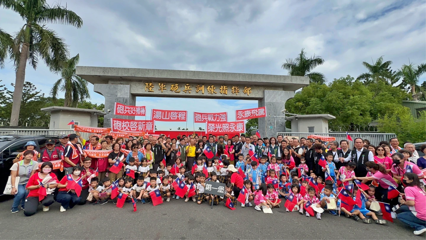 大批群眾到場獻上祝福。王志弘攝