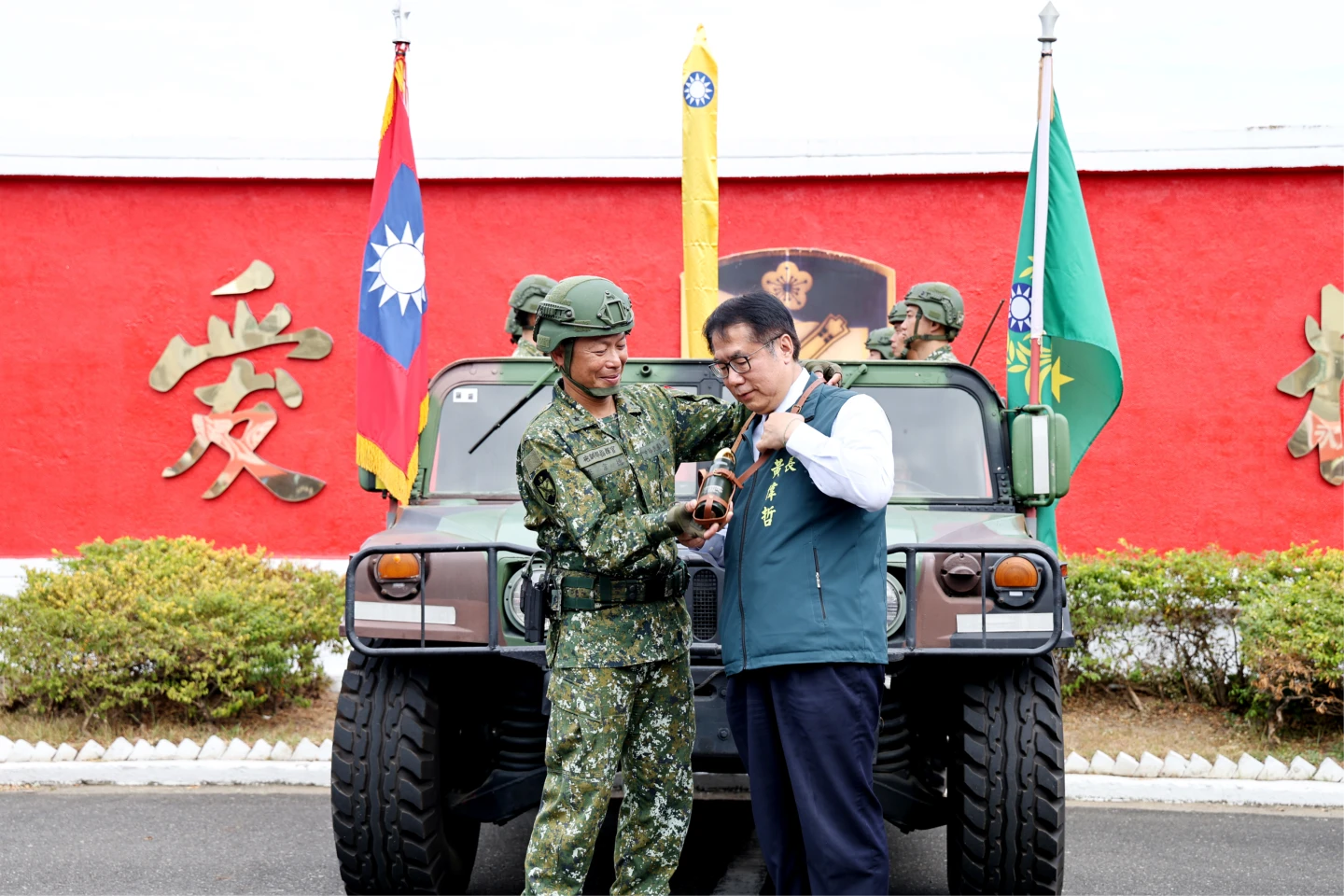 黃偉哲與砲校指揮官互贈紀念品。市府提供