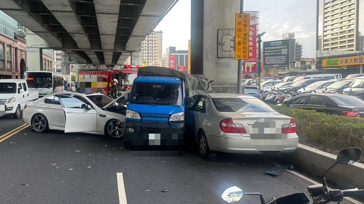 驚悚瞬間片｜新北連環撞夾成三明治！通緝犯疑毒駕「詭異逆向又衝前車」　車內還有K他命