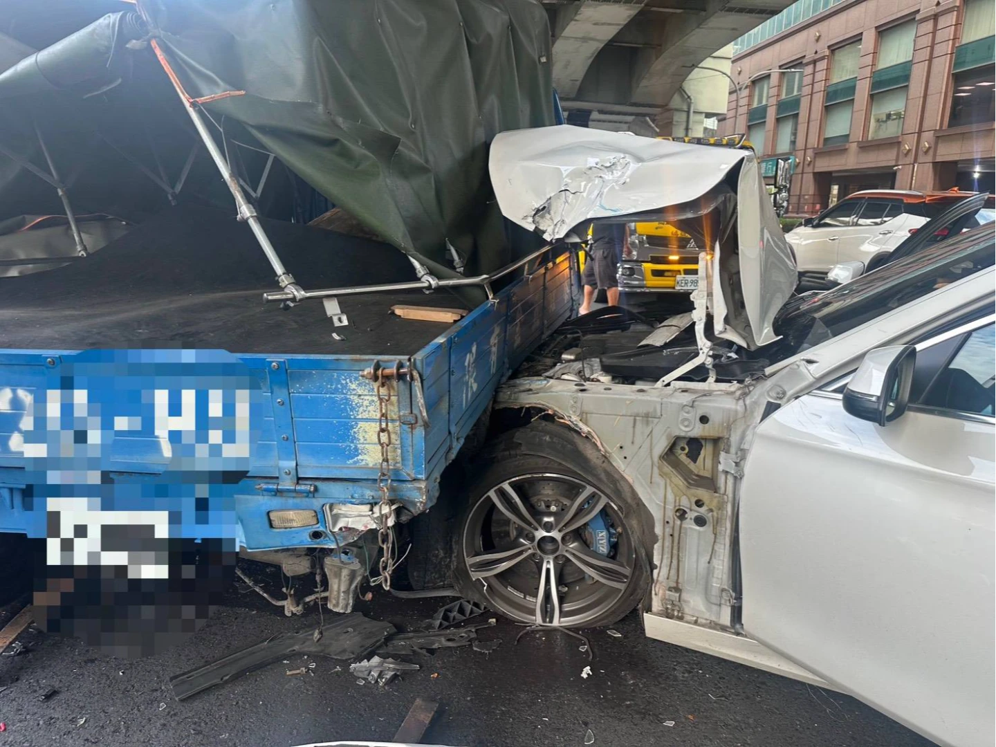 今天下午3時許,新北市新莊區新北大道三段發生連環車禍,2輛小客車與一輛小貨車撞成一團,造成3人受傷。翻攝畫面