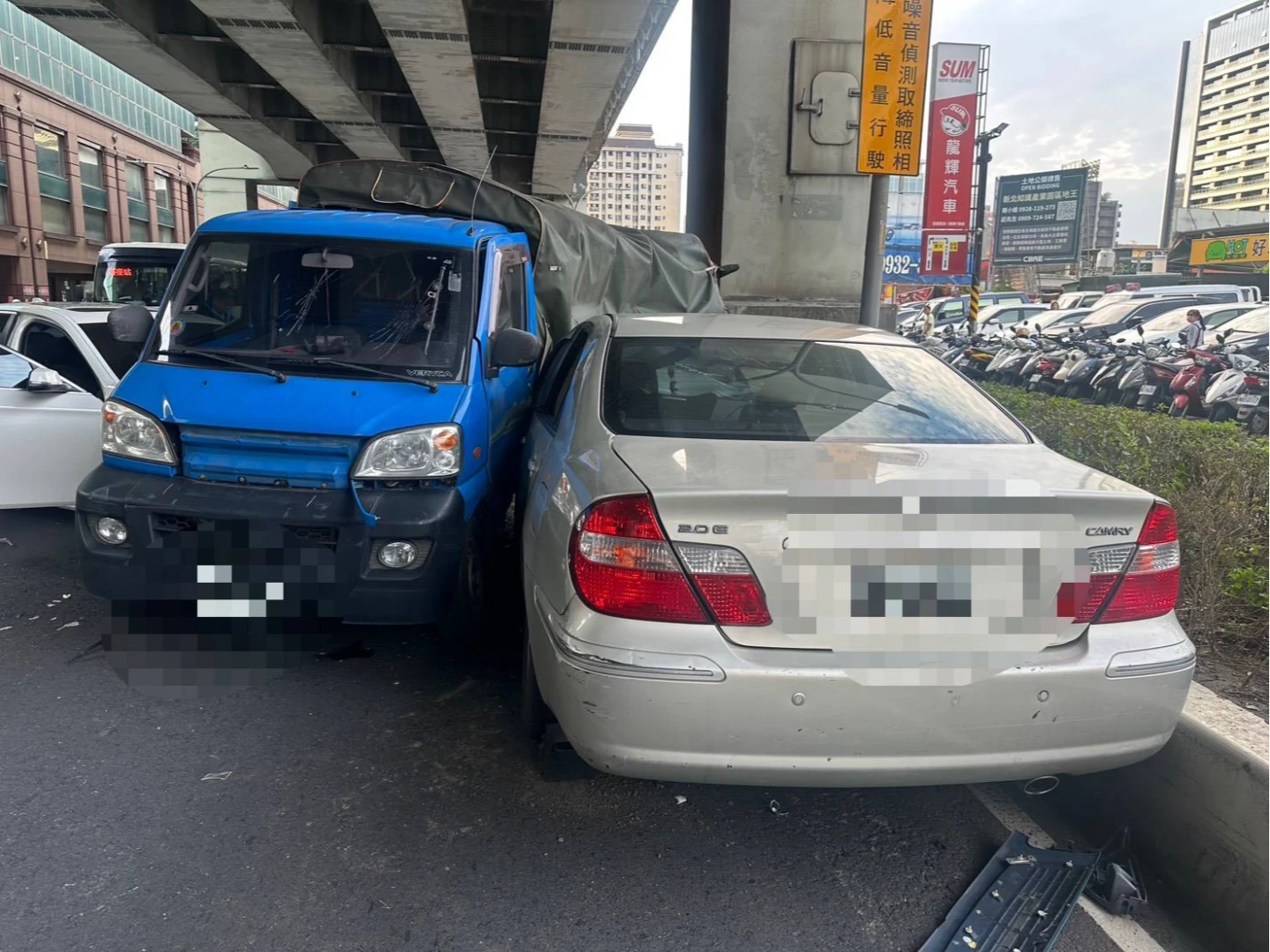 今天下午3時許,新北市新莊區新北大道三段發生連環車禍,2輛小客車與一輛小貨車撞成一團,造成3人受傷。翻攝畫面