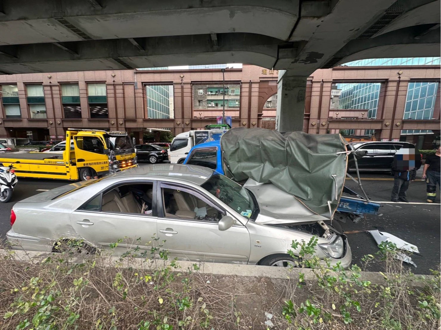 今天下午3時許,新北市新莊區新北大道三段發生連環車禍,2輛小客車與一輛小貨車撞成一團,造成3人受傷。翻攝畫面