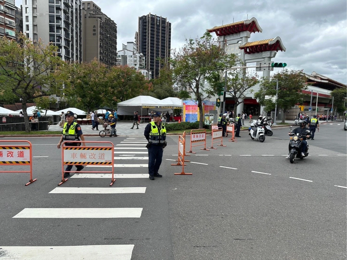 警方提醒民眾,避開「2025台北溫泉季」踩街遊行交管時段以利通行。北投警分局提供