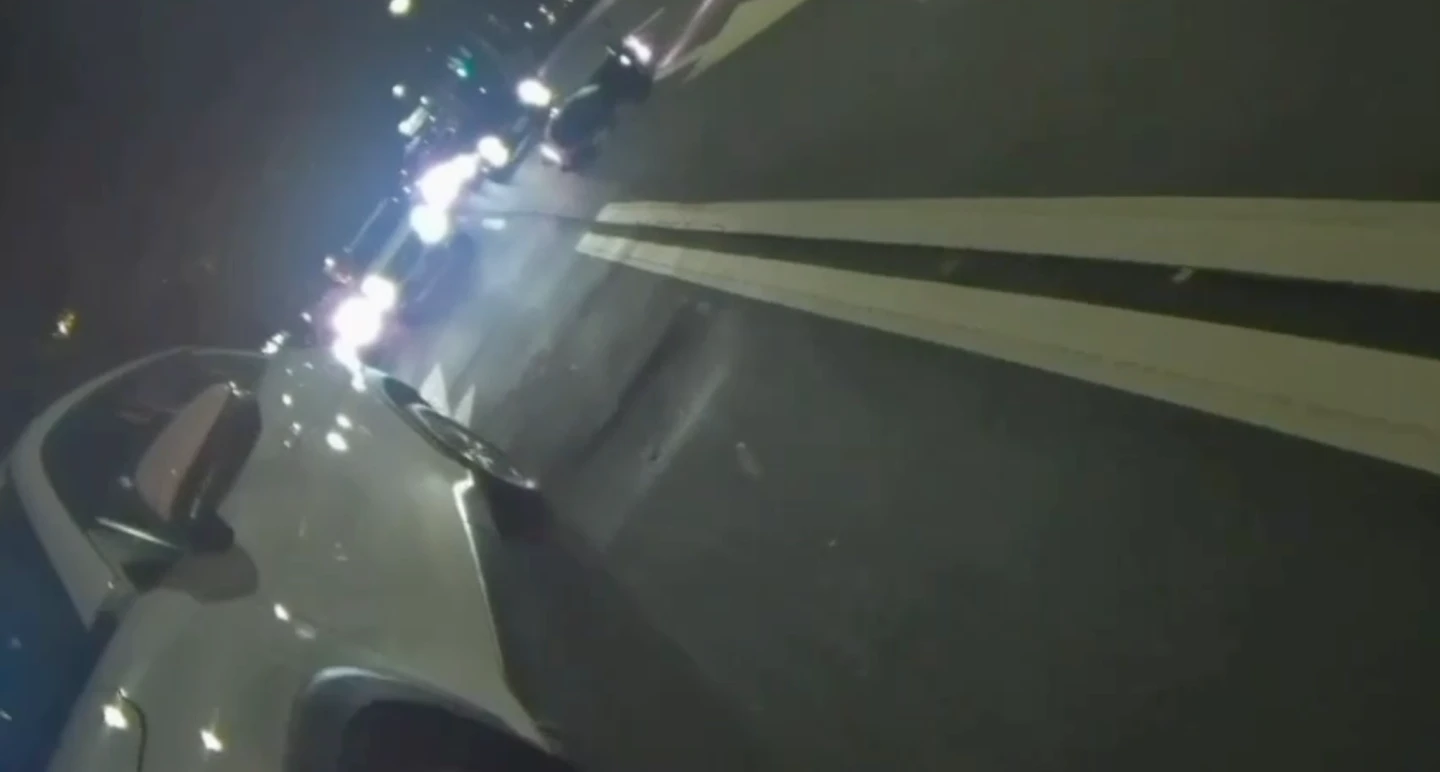 有片|惡男酒駕拒檢還衝撞!警急掏槍怒吼 正義民眾幫出手拉下車