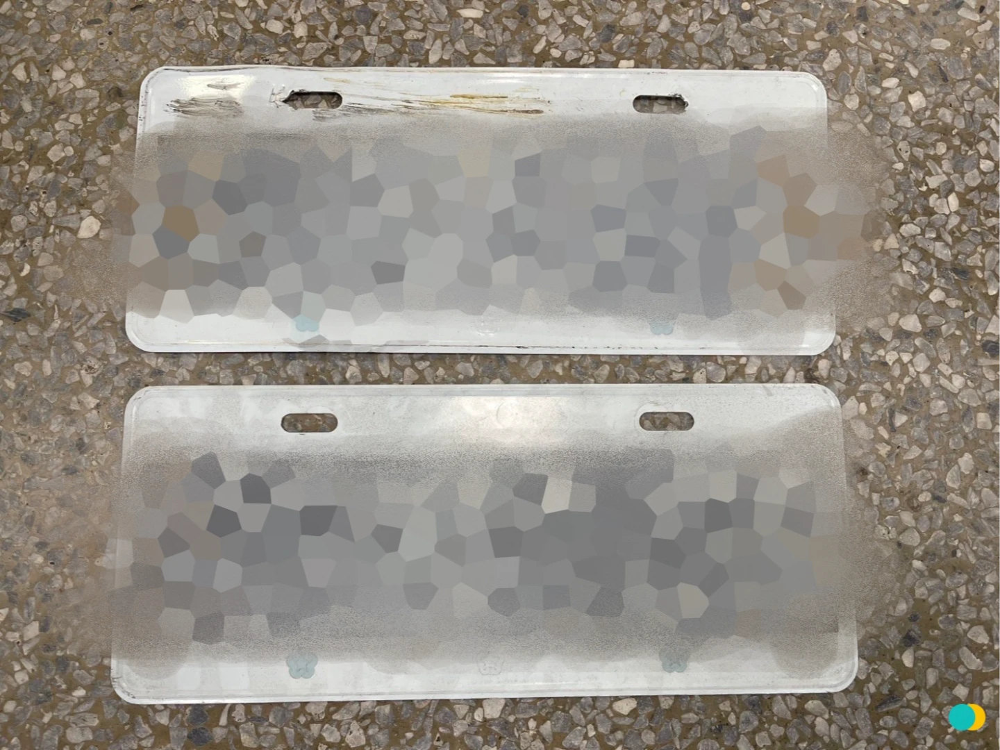 警方查扣兩面假車牌。翻攝畫面