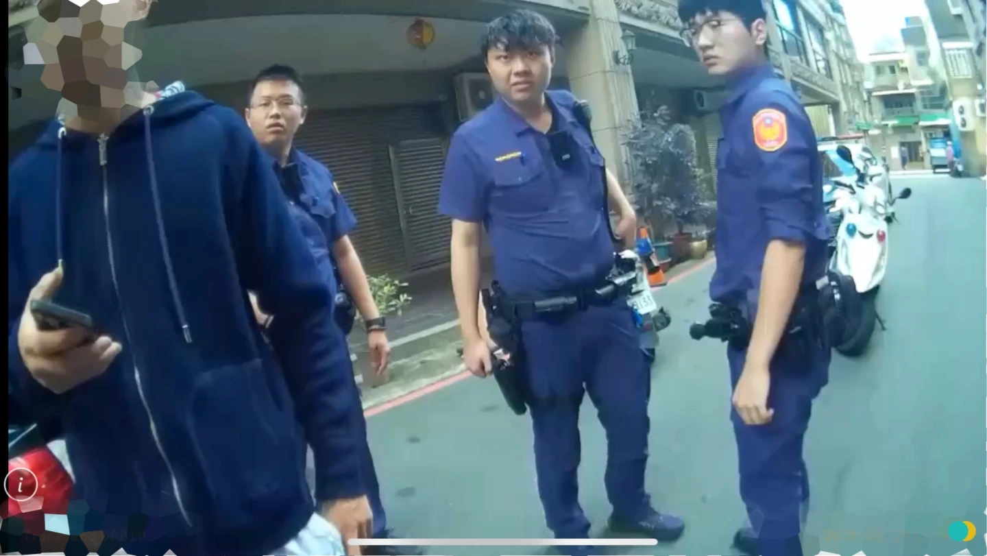 張男涉嫌懸掛假車牌,警方當場查扣逮捕。翻攝畫面