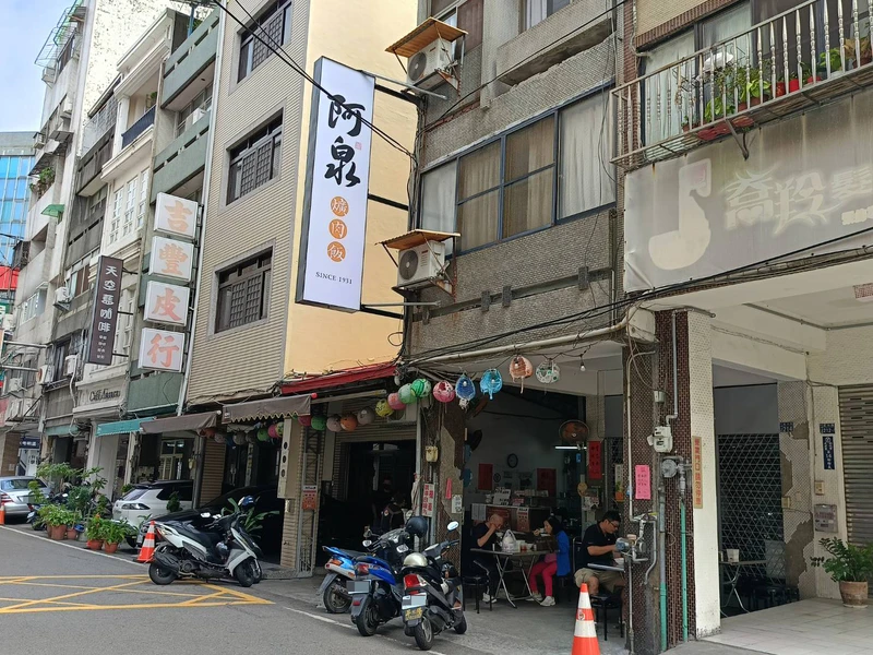 受非洲豬瘟影響,以豬肉為食材的小吃店家無豬可用,彰化市著名的阿泉爌肉飯30日起改賣雞腿飯。(民眾提供)中央社