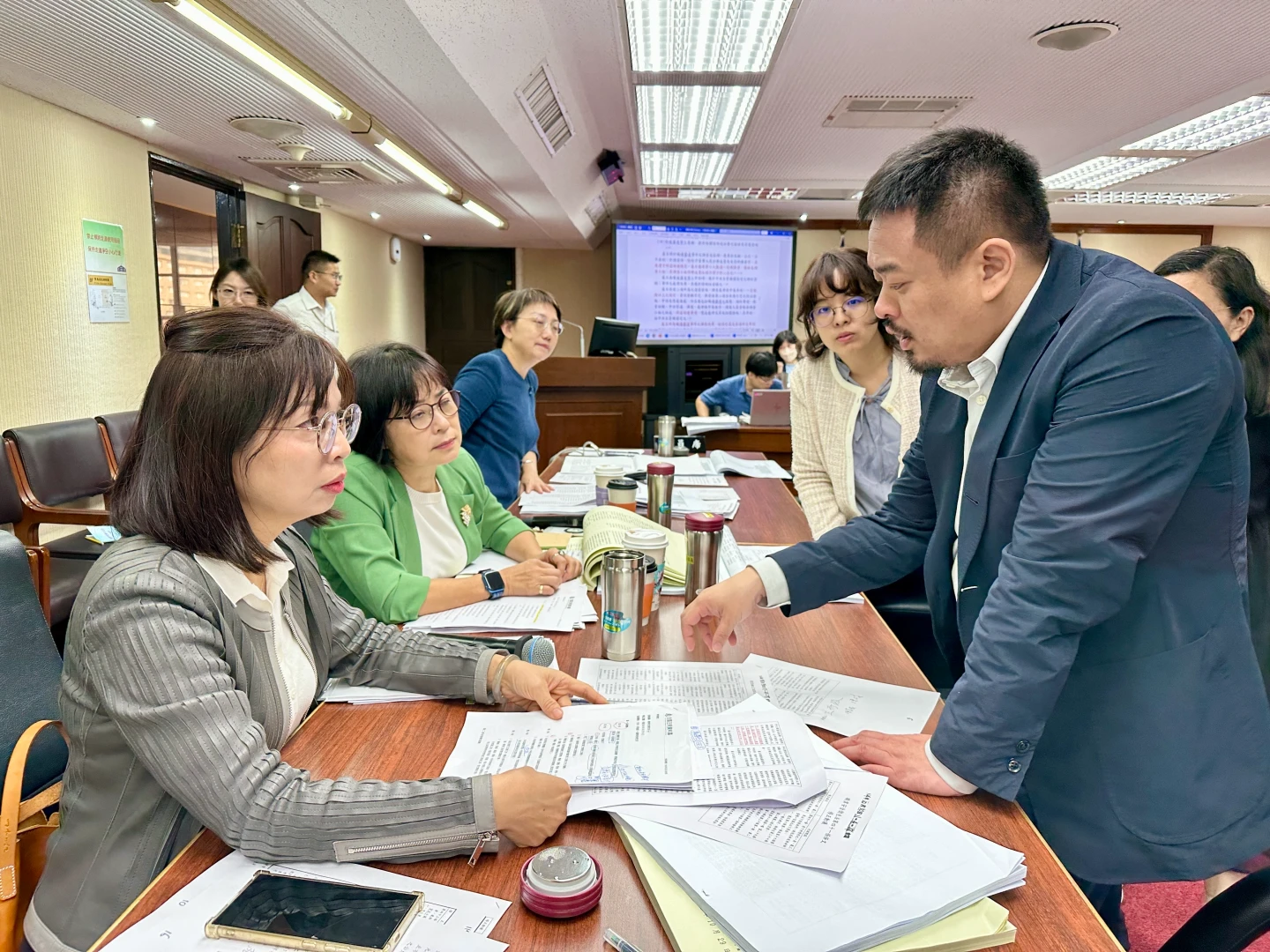 洪申翰(右)與林淑芬(左)討論修法條文內容。王良博攝