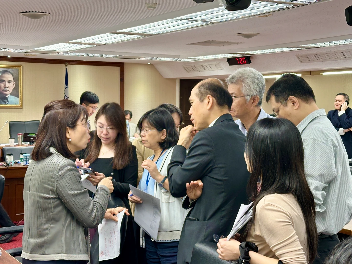 勞動部官員與林淑芬在會議中討論。王良博攝
