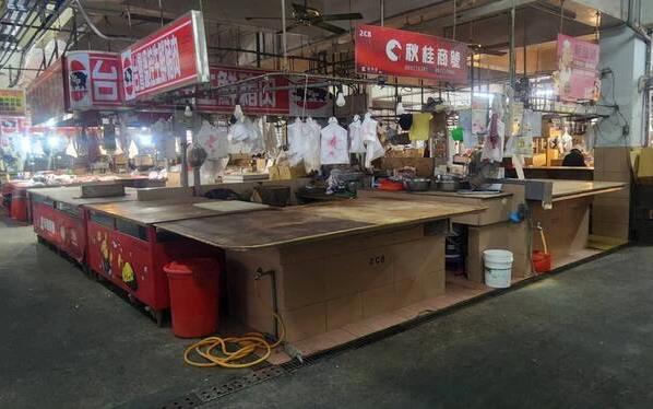 台中養豬場爆發非洲豬瘟疫情,農業部宣布全國豬隻禁宰、禁運15天。澎湖馬公市長黃健忠29日晚間宣布馬公北辰及文澳公有市場販售豬肉及豬肉加工製品攤位租金減免1個月。圖為市場除少數的冷凍豬肉銷售外,僅大多數豬肉攤位都是休市,顯得冷清。中央社