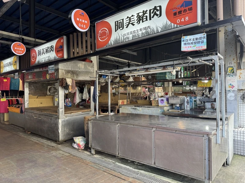 台中一處養豬場出現非洲豬瘟,全台活體豬禁宰、禁運15天,花蓮重慶市場超過9成豬肉攤商被迫停業。中央社