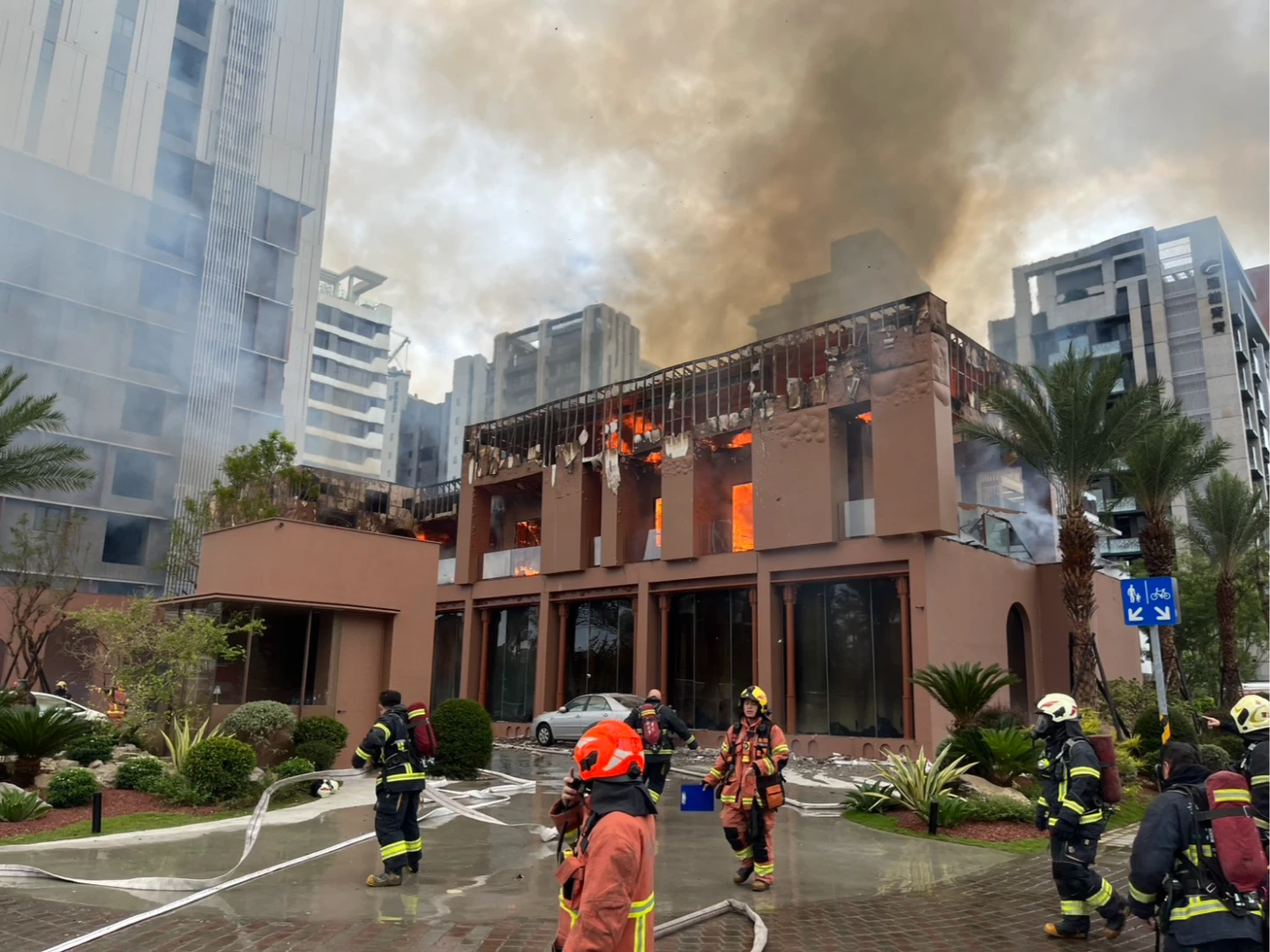 新店樣品屋陷火海！濃煙直竄天際　員工急逃生