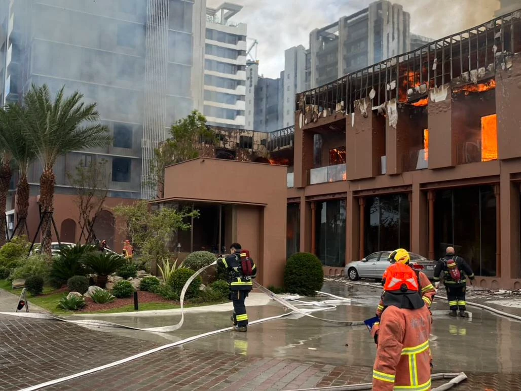 消防員布水線灌救。翻攝畫面