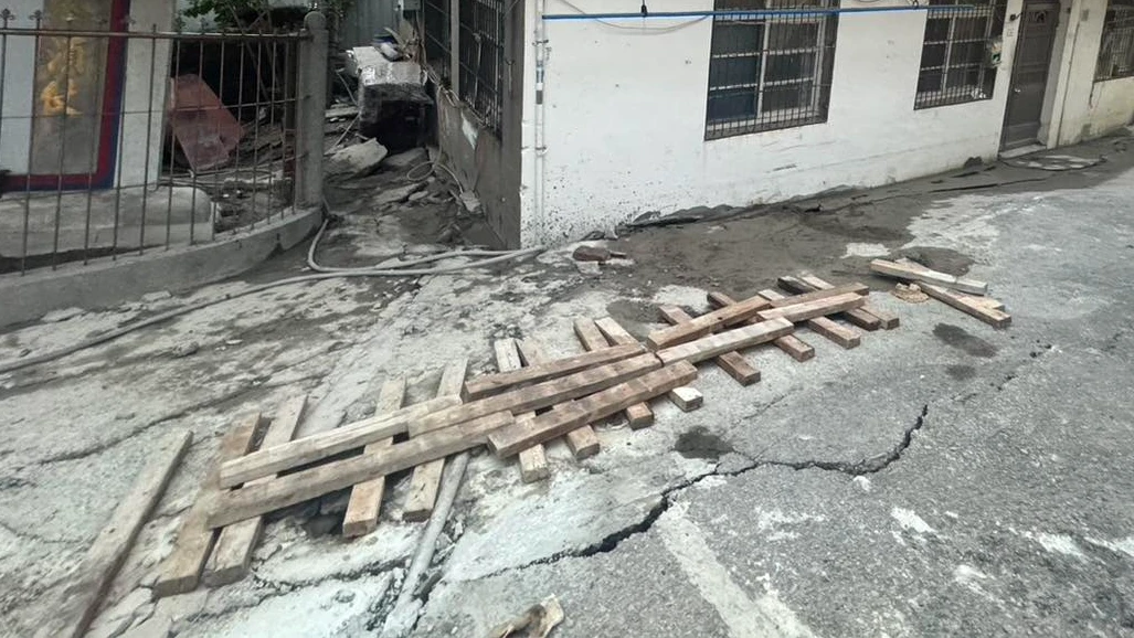 新竹市東大路地層下陷現場,路面嚴重龜裂。取自FB @新竹市南寮里里長許典維