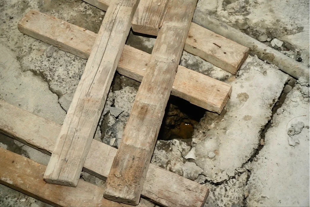 路面疑似出現破洞。取自Threads @邱臣遠